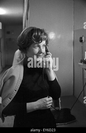 Deutsche plant Doris Schade bin Telefon, Deutschland 1960er Jahre. Die deutsche Schauspielerin Doris Schade am Telefon, Deutschland der 1960er Jahre. 24 x 36 Neg 497 Stockfoto