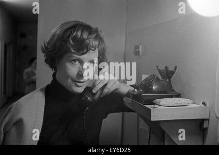 Deutsche plant Doris Schade bin Telefon, Deutschland 1960er Jahre. Die deutsche Schauspielerin Doris Schade am Telefon, Deutschland der 1960er Jahre. 24 x 36 Neg 497 Stockfoto