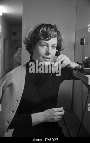 Deutsche plant Doris Schade bin Telefon, Deutschland 1960er Jahre. Die deutsche Schauspielerin Doris Schade am Telefon, Deutschland der 1960er Jahre. 24 x 36 Neg 497 Stockfoto