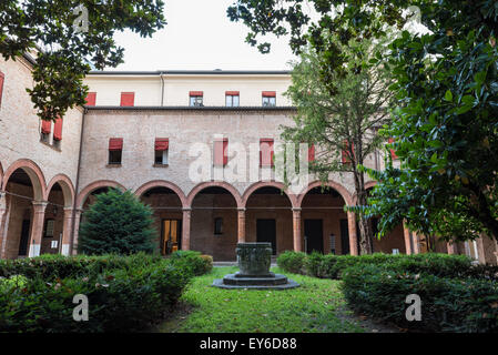 Kreuzgang eines der kleinen Kirche in der Innenstadt von Ferrara Stadt Stockfoto