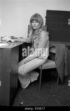 Dänische Fictitious character und Moderatorin Vivi Bach, Deutschland 1970er Jahre. Dänische Schauspielerin und TV-Moderatorin Vivi Bach, Deutschland 1970. 24 x 36 Neg 621 Stockfoto