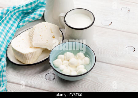 Milchprodukten auf Holztisch. Milch, Käse und Quark Stockfoto