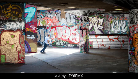 Ein Skateboarder Skateboarden auf seinem Skateboard, South Bank Skate Park, London UK Stockfoto