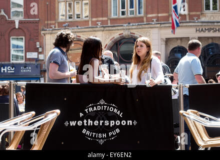 London Pub; Menschen trinken im Moon under Water, a Wetherspoons Pub, Leicester Square, London, Großbritannien Stockfoto