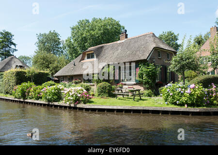 GIETHOORN, Niederlande - 18. Juli 2015: Ansicht der typischen Häuser von Giethoorn am 18. Juli 2015 in Giethoorn, Niederlande. Giet Stockfoto