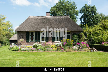 GIETHOORN, Niederlande - 18. Juli 2015: Ansicht der typischen Häuser von Giethoorn am 18. Juli 2015 in Giethoorn, Niederlande. Giet Stockfoto