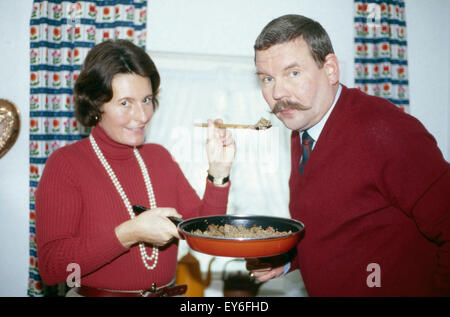 Der Deutsche Schauspieler Harald Dietl Mit Ehefrau Helga, 1970er Jahre Deutschland. Deutscher Schauspieler Harald Dietl mit seiner Frau Helga, Deutschland der 1970er Jahre. 24x36Dia110 Stockfoto