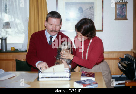 Der Deutsche Schauspieler Harald Dietl Mit Ehefrau Helga, 1970er Jahre Deutschland. Deutscher Schauspieler Harald Dietl mit seiner Frau Helga, Deutschland der 1970er Jahre. 24x36Dia111 Stockfoto