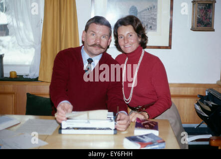 Der Deutsche Schauspieler Harald Dietl Mit Ehefrau Helga, 1970er Jahre Deutschland. Deutscher Schauspieler Harald Dietl mit seiner Frau Helga, Deutschland der 1970er Jahre. 24x36Dia111 Stockfoto