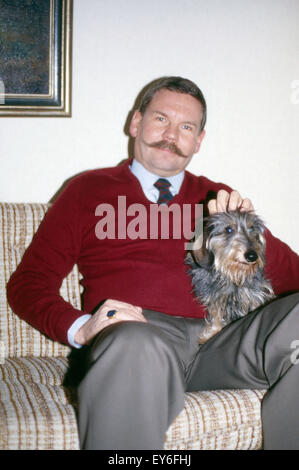 Der Deutsche Schauspieler Harald Dietl Mit Ehefrau Helga, 1970er Jahre Deutschland. Deutscher Schauspieler Harald Dietl mit seiner Frau Helga, Deutschland der 1970er Jahre. 24x36Dia111 Stockfoto