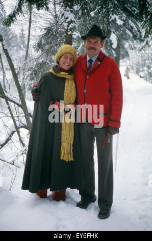 Der Deutsche Schauspieler Harald Dietl Mit Ehefrau Helga Im Garten, 1970er Jahre Deutschland. Deutscher Schauspieler Harald Dietl mit seiner Frau Helga in den Garten, Deutschland der 1970er Jahre. 24x36Dia112 Stockfoto