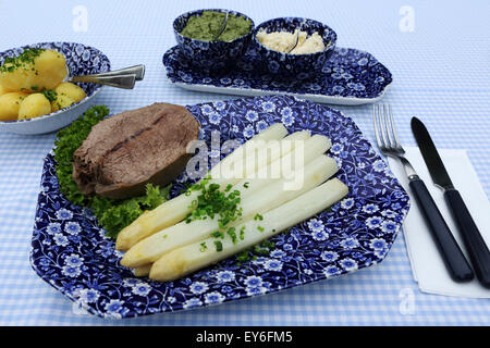 Gekochtes Rindfleisch (Tafelspitz) mit weißem Spargel serviert sowie gekochte Kartoffeln in Bad Homburg, Deutschland. Grüne Sauce, einem hessischen delica Stockfoto