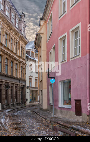 Eines der vielen malerischen kleinen Gassen in der alten Stadt-Region von Riga. Stockfoto