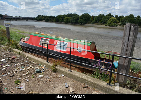 Ein verlassenes Kanalboot liegt im Small Profit Dock, Barnes, London, SW13, England, GROSSBRITANNIEN Stockfoto