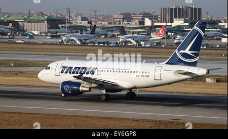 ISTANBUL, Türkei - 9. Juli 2015: Tarom Airlines Airbus A318-111 (CN 3220) startet vom Flughafen Istanbul-Atatürk. TAROM ist die Stockfoto