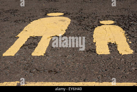 Ein Elternteil und Kind Raum auf einem Parkplatz im Vereinigten Königreich. Stockfoto