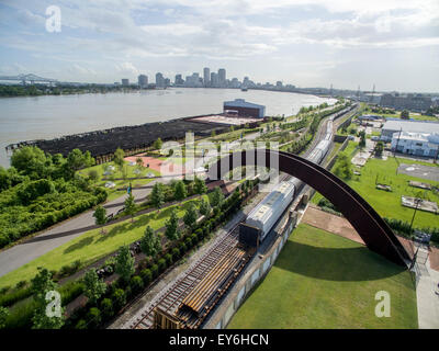 New Orleans Crescent Park und die Skyline von oben im Stadtteil Bywater gesehen.  Enthält einen Überblick über den Mississippi River und Rusty Rainbow. Stockfoto