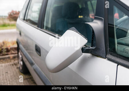 Defekte Tür Spiegel auf einem Auto Stockfoto