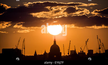 London, UK. 22. Juli 2015. Großbritannien Wetter: Sonnenuntergang über St. Pauls Kathedrale Credit: Guy Corbishley/Alamy Live-Nachrichten Stockfoto