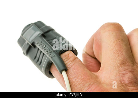 Mann trägt ein Blut oxymeter an seinem Finger Sauerstoffgehalt im Blut zu messen. Stockfoto