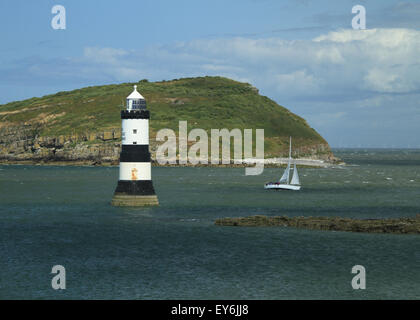 Trwyn Du Leuchtturm ist ein Leuchtturm zwischen Dinmor Punkt in der Nähe von Penmon und Ynys Seriol oder Puffin Island, Süd-Ost-Anglesey Stockfoto