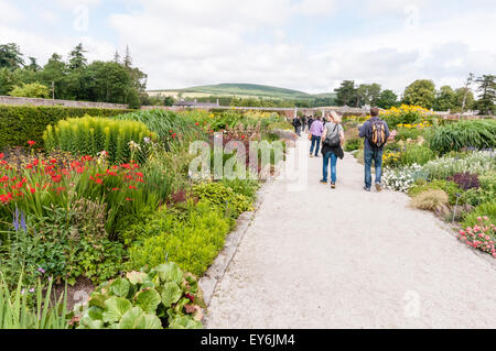 Menschen genießen den formalen Garten an Powerscourt, Irland Stockfoto