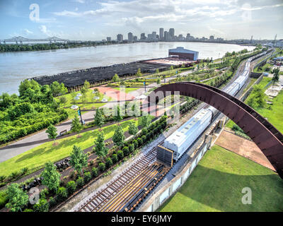 Luftbild von Crescent Park und Rusty Rainbow Bridge mit New Orleans Skyline im Hintergrund. Stockfoto