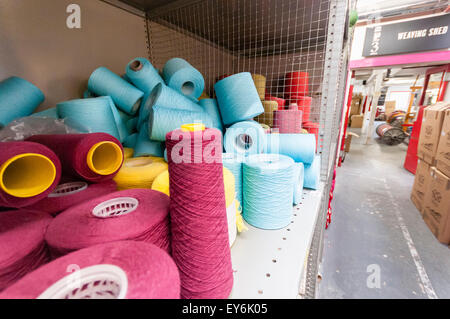 Bunte Wolle in Avoca Handweavers weben Fabrik Stockfoto