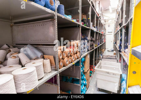 Regale aus bunter Wolle in Avoca Handweavers weben Fabrik Stockfoto