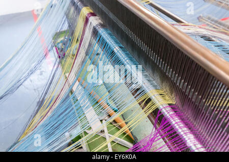 Textile Wolltuch wird gewebt auf einen Webstuhl an Avoca Handweavers, Irland Stockfoto