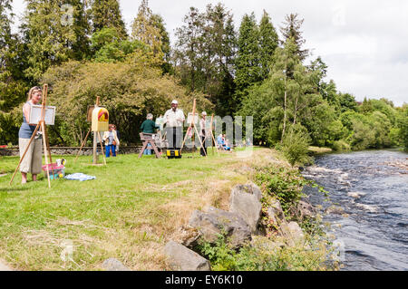 Eine Gruppe von Malern Malen nach einem Fluss in Irland Stockfoto