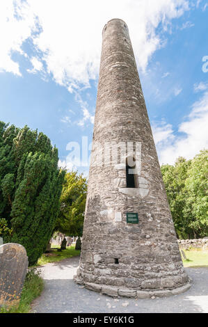 Alten monastischen Roundtower an Glendalough Friedhof, Irland Stockfoto