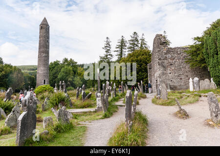 Alten monastischen Roundtower an Glendalough Friedhof, Irland Stockfoto