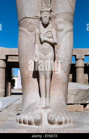 Karnak, Luxor, Ägypten. Tempel von Karnak Heiligen Gott Amon: die riesige Statue von Ramses II. Usermaatra Setepenra und Bentanta Stockfoto