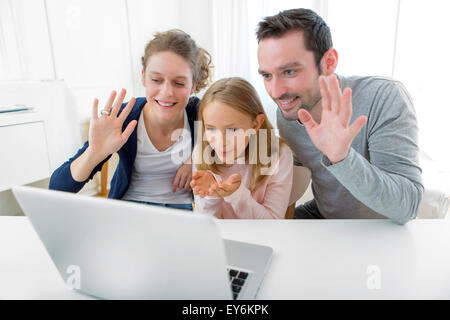 Blick auf eine Familie mit einem Videocall auf einem laptop Stockfoto