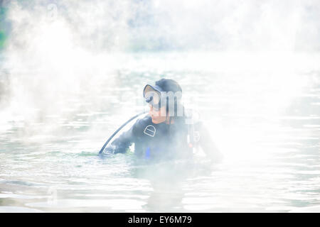 Taucherin im Wasser in Rauch gehüllt Stockfoto