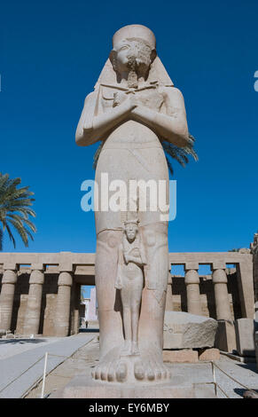 Karnak, Luxor, Ägypten. Tempel von Karnak Heiligen Gott Amon: die riesige Statue des Pharao Ramses II. Usermaatra Setepenra Stockfoto