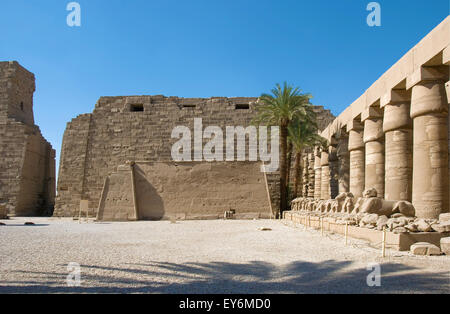 Karnak, Luxor, Ägypten. Tempel von Karnak Heiligen Gott Amon: die Rückseite des ersten Pylon Stockfoto