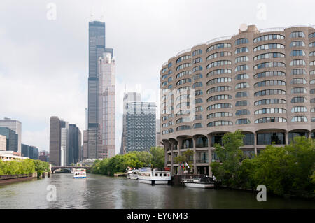 River City-Eigentumswohnungen auf dem Chicago River, entworfen von Bertrand Goldberg. Stockfoto
