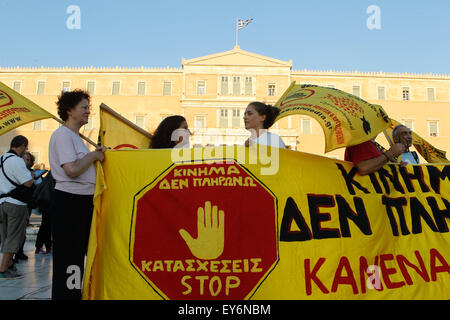 Athen, Griechenland. 22. Juli 2015. Demonstranten rufen Parolen außerhalb des griechischen Parlaments während einer Kundgebung gegen Sparpolitik in Athen. Knapp eine Woche nach ihrer letzten Crunch-Abstimmung, griechische Gesetzgeber sollen weitere Wirtschaftsreformen forderte von internationalen Geldgebern im Gegenzug für eine neue finanzielle Rettung später Mittwoch abstimmen. Bildnachweis: Aristidis Vafeiadakis/ZUMA Draht/Alamy Live-Nachrichten Stockfoto