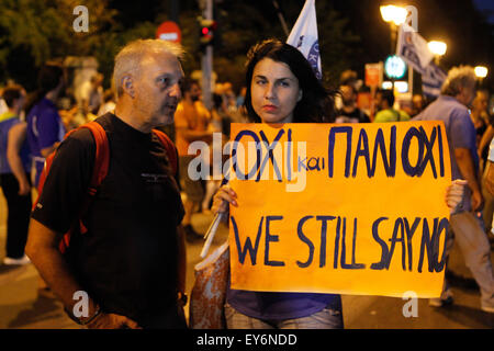 Athen, Griechenland. 22. Juli 2015. Demonstranten rufen Parolen außerhalb des griechischen Parlaments während einer Kundgebung gegen Sparpolitik in Athen. Knapp eine Woche nach ihrer letzten Crunch-Abstimmung, griechische Gesetzgeber sollen weitere Wirtschaftsreformen forderte von internationalen Geldgebern im Gegenzug für eine neue finanzielle Rettung später Mittwoch abstimmen. Bildnachweis: Aristidis Vafeiadakis/ZUMA Draht/Alamy Live-Nachrichten Stockfoto