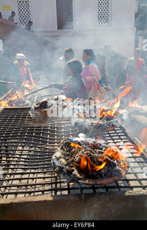 Gaben an die Götter im Pashupatinath Tempel in Kathmandu Stockfoto