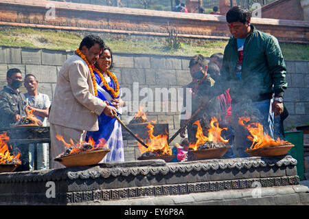 Gaben an die Götter im Pashupatinath Tempel in Kathmandu Stockfoto