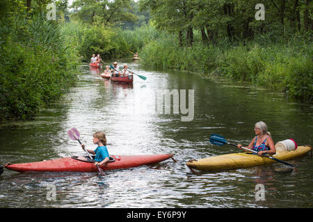 Kanu und Kajak fahren Touristen vorbei am mäandernden Fluss "Dommel" in den Niederlanden, Europa Stockfoto