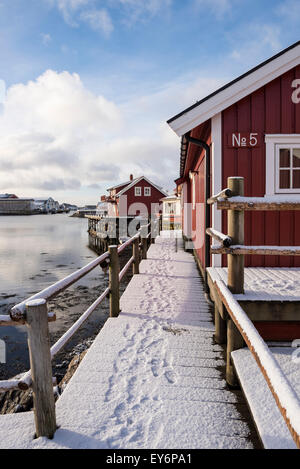 Traditionelle Rorbuer Hütten in Svolvaer, Lofoten, Norwegen Stockfoto