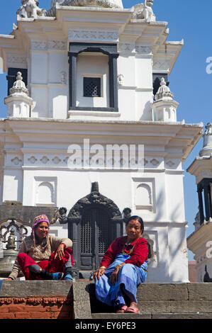 Frau sitzt auf Stufen Pashupatinath Tempel in Kathmandu Stockfoto