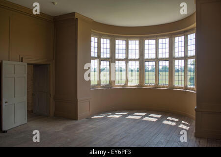 Gartenansicht durch eine verglaste Bogen Fenster in Kirby Hall, Northamptonshire NN17 3EN Stockfoto