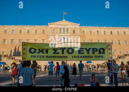 Athen, Griechenland. 22. Juli 2015. Tausende Bürger versammelten sich heute vor dem griechischen Parlament und um den Platz der Verfassung, zum protest gegen die Abstimmung über die zweite Rettungspaket Reformen. © Dimitrios Sotiriou/Pacific Press/Alamy Live-Nachrichten Stockfoto