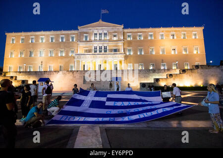 Athen, Griechenland. 22. Juli 2015. Demonstranten halten eine riesige griechische Flagge vor dem Parlament. Gewerkschaften versammeln sich vor dem Parlament gegen die laufende Abstimmung über das neue Memorandum zu protestieren. Regierungsbeamte davon ausgehen, dass weniger als 120 Syriza stimmen zu Gunsten des Memorandums führt zu Instabilität der Regierung. Bildnachweis: Kostas Pikoulas/Pacific Press/Alamy Live-Nachrichten Stockfoto