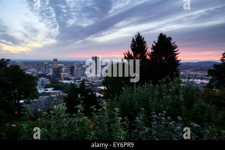 Die Sonne untergeht und die Dämmerung beginnt über der Innenstadt von Portland, Oregon. Stockfoto